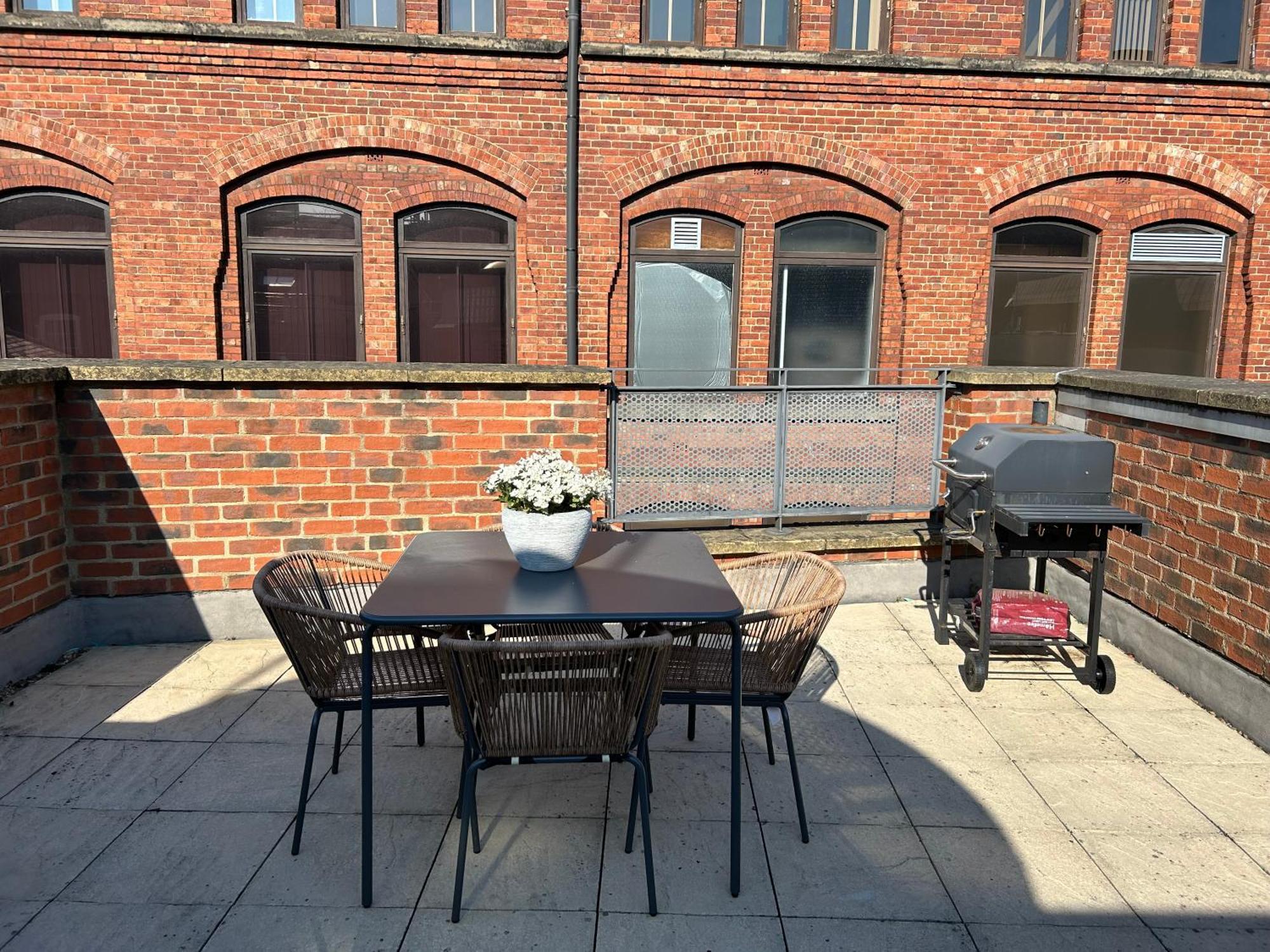 Central Leeds Townhouse With Private Roof Garden Sleeps 4 Exterior photo